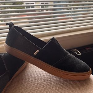 Men’s TOMS slip-on shoes -like new!